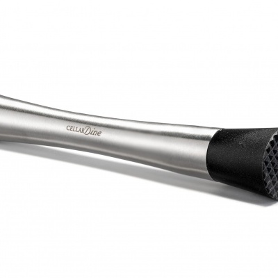 Pilão metálico prateado com ponta texturizada preta para esmagar