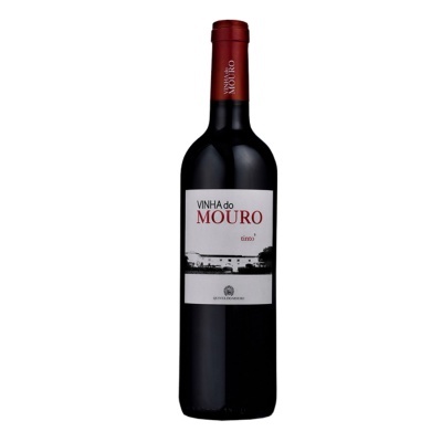 Garrafa de vinho tinto Vinha do Mouro com rótulo branco e cápsula vermelha