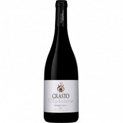 Garrafa de vinho tinto Crasto Superior Ecológico 2017 em fundo branco