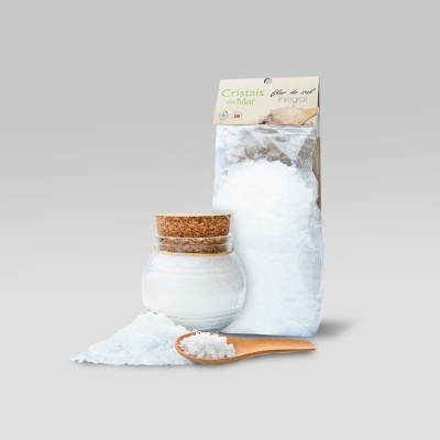Pacote e frasco de cristais de sal marinho com colher de madeira