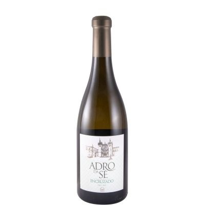 Garrafa de vinho branco com rótulo branco e tampa dourada