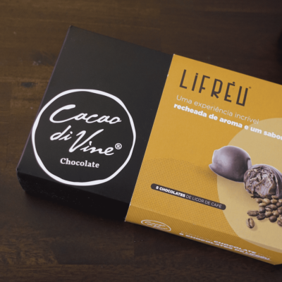 Embalagem de chocolates Cacao di Vine LiFRÉU com design preto e amarelo e imagem de chocolates e grãos de café