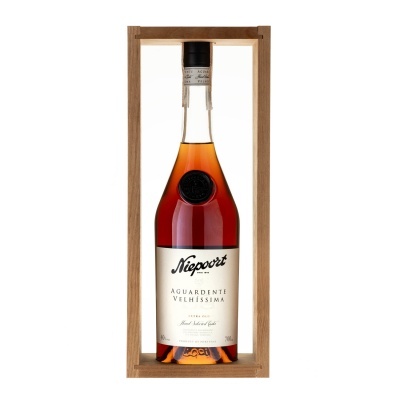 Garrafa de aguardente Niepoort com rótulo branco dentro de caixa de madeira