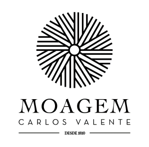 Logótipo circular preto com linhas radiais e texto MOAGEM CARLOS VALENTE