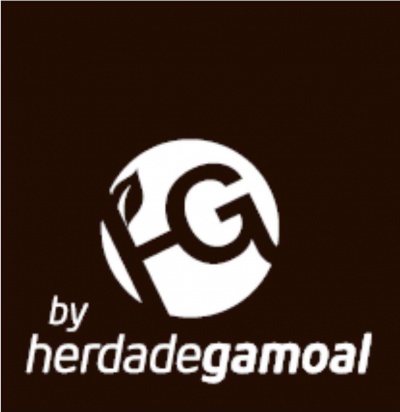 Logótipo branco circular com as letras HG e texto 'by herdadegamoal' em fundo castanho escuro