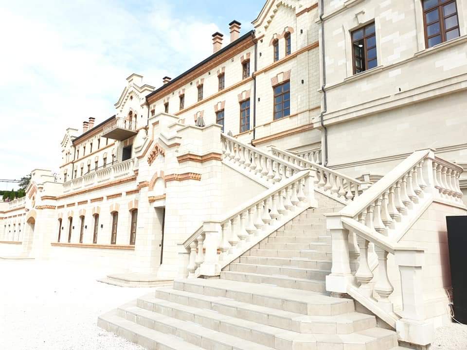 Escadaria exterior em pedra com edifício histórico branco ao fundo