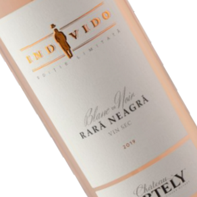 Garrafa de vinho rosé com rótulo branco e texto em dourado e preto