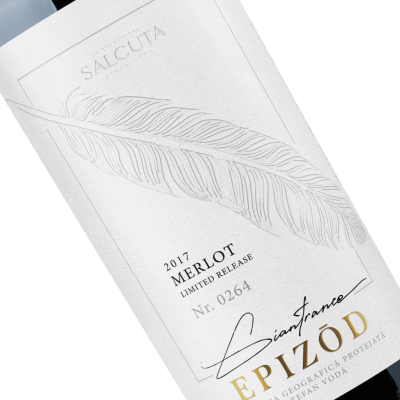 Garrafa de vinho tinto Merlot 2017 Salcuta com rótulo branco e design de pena