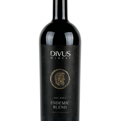 Garrafa de vinho tintor preto com rótulo preto e marca DIVUS WINERY