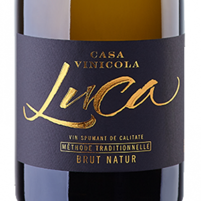 Garrafa de vinho espumante com rótulo preto e dourado