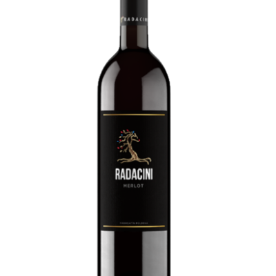 Garrafa de vinho Radacini Merlot com rótulo preto e desenho de árvore dourada