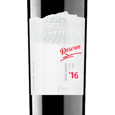 Garrafa de vinho tinto com rótulo branco e texto em vermelho e preto