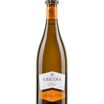 Garrafa de vinho espumante Cricova com rótulo branco e etiqueta laranja