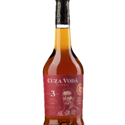 Garrafa de bebida alcoólica Cuza Vodă Divin com rótulo vermelho e cápsula preta