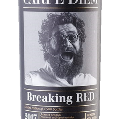 Rótulo de vinho Carpe Diem Breaking Red com foto a preto e branco de homem com barba e óculos.
