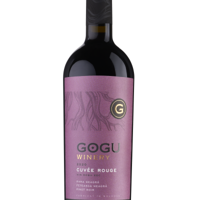 Garrafa de vinho tinto com rótulo lilás e texto GOGU WINERY 2020 CUVÉE ROUGE