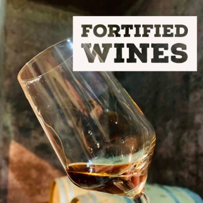 Copo com vinho fortificado e texto FORTIFIED WINES no fundo