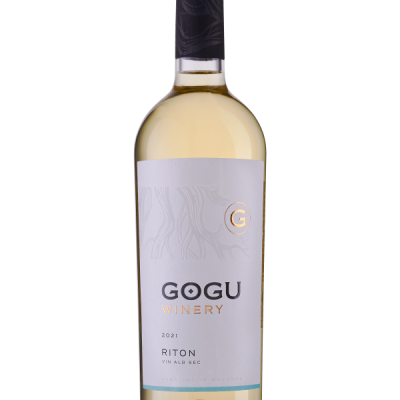 Garrafa de vinho branco com rótulo branco GOGU WINERY 2021