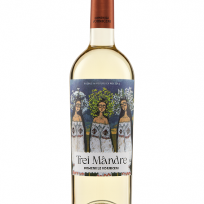 Garrafa de vinho branco Trei Mândre com rótulo ilustrado e texto da Doménille Vorniceni