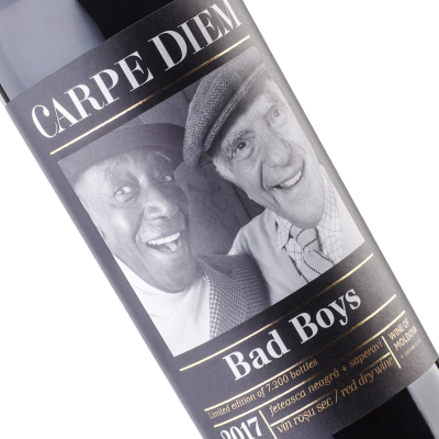 Garrafa de vinho com rótulo preto e texto em branco e dourado