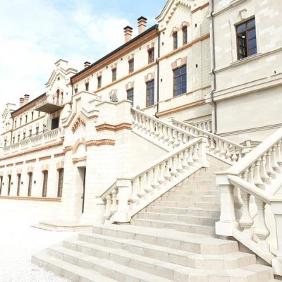 Escadaria exterior em pedra com edifício histórico branco ao fundo
