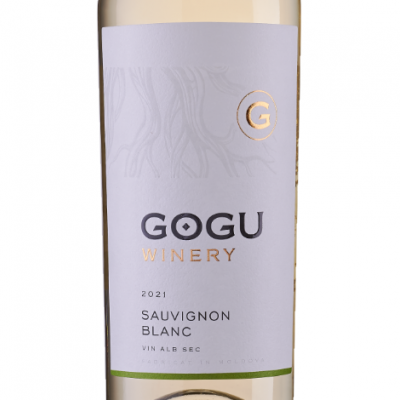 Garrafa de vinho branco Sauvignon Blanc com rótulo branco e texto GOGU WINERY