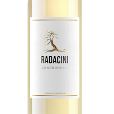 Garrafa de vinho branco Radacini Chardonnay com rótulo branco e árvore estilizada