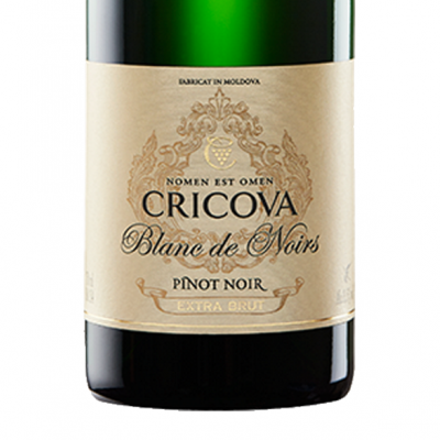 Garrafa de vinho espumante Cricova Blanc de Noirs com rótulo creme e detalhes dourados