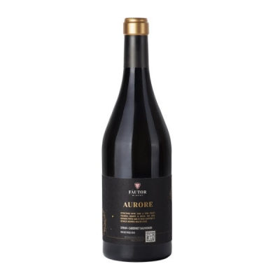 Garrafa de vinho tinto com rótulo preto e texto dourado e branco