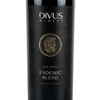 Garrafa de vinho tinto DiVus Winery com rótulo preto e texto branco e dourado