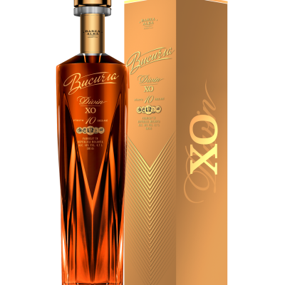 Garrafa de bebida alcoólica âmbar com caixa dourada com texto XO