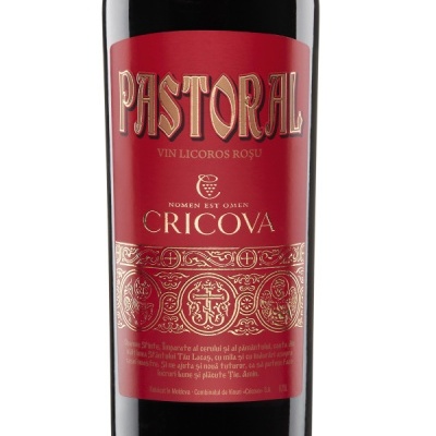 Garrafa de vinho tinto com etiqueta vermelha e dourada com texto PASTORAL e CRICOVA