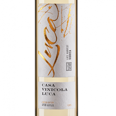 Garrafa de vinho branco Casa Vinicola Luca com rótulo branco e dourado