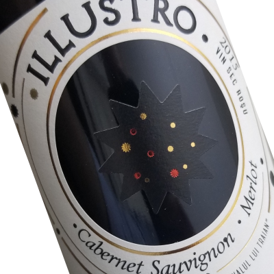 Garrafa de vinho tinto com rótulo branco e texto ILLUSTRO 2015 Cabernet Sauvignon Merlot