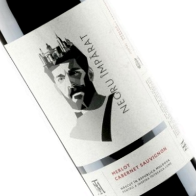 Garrafa de vinho tinto com rótulo branco e desenho geométrico de rosto masculino.