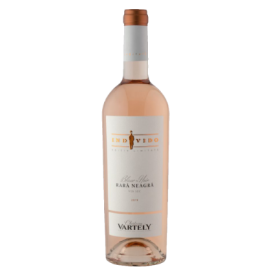 Garrafa de vinho rosé com rótulo branco e detalhes alaranjados