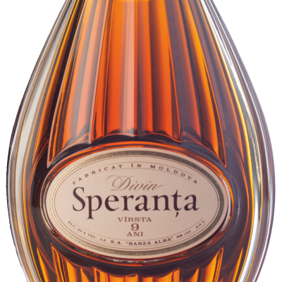 Garrafa de licor âmbar com rótulo oval e selo preto com XO