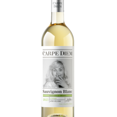 Garrafa de vinho branco Sauvignon Blanc Carpe Diem com rótulo branco e foto preto e branco de mulher surpresa