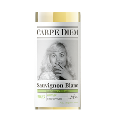 Garrafa de vinho branco Sauvignon Blanc com rótulo branco e imagem de mulher loira