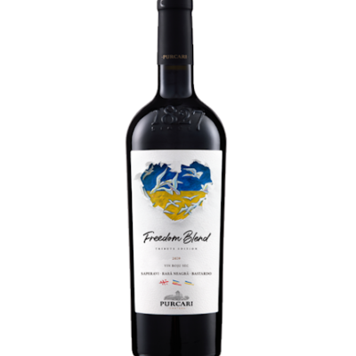 garrafa de vinho Purcari Freedom Blend com rótulo branco e coração azul e amarelo