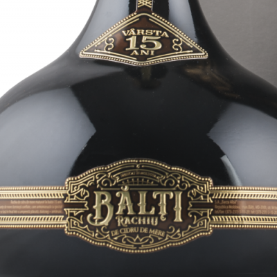 Garrafa preta de licor com rótulo dourado elegante e texto em português