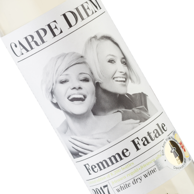 Garrafa de vinho branco com rótulo com imagem de duas mulheres e texto promocional.
