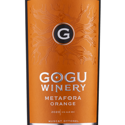 Rótulo de vinho laranja com texto e padrão de raízes em relevo.