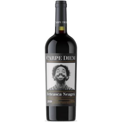 Garrafa de vinho tinto com rótulo preto e branco e imagem de um homem sorridente