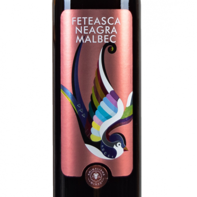 Rótulo de garrafa de vinho com pássaro colorido e texto FETEASCA NEAGRA MALBEC