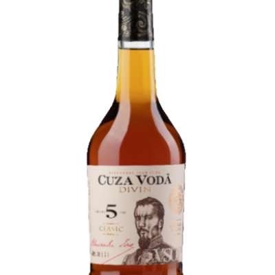 Garrafa de Cuza Vodă Divin, bebida alcoólica âmbar com rótulo branco e imagem de homem.