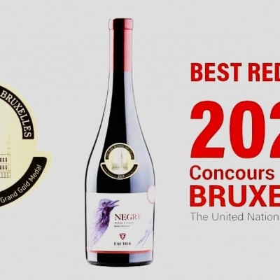 Garrafa de vinho tinto com selo e texto sobre fundo branco