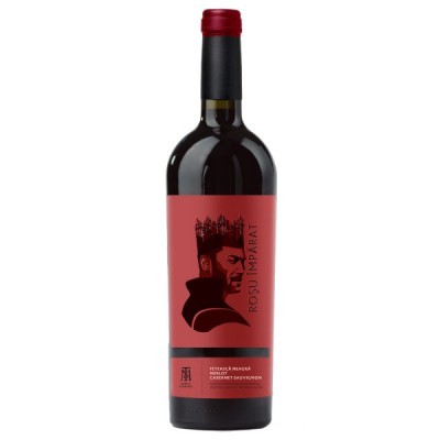 Garrafa de vinho tinto com rótulo vermelho e texto em romeno com ilustração de homem com coroa