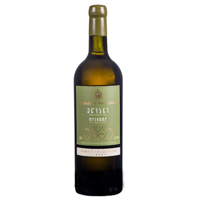 Garrafa de vinho branco com rótulo verde e tampa dourada, fundo branco