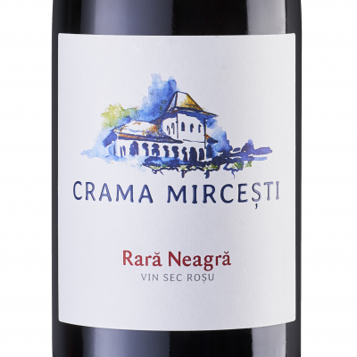 Garrafa de vinho com rótulo branco e desenho de edifício colorido com textos em azul e vermelho